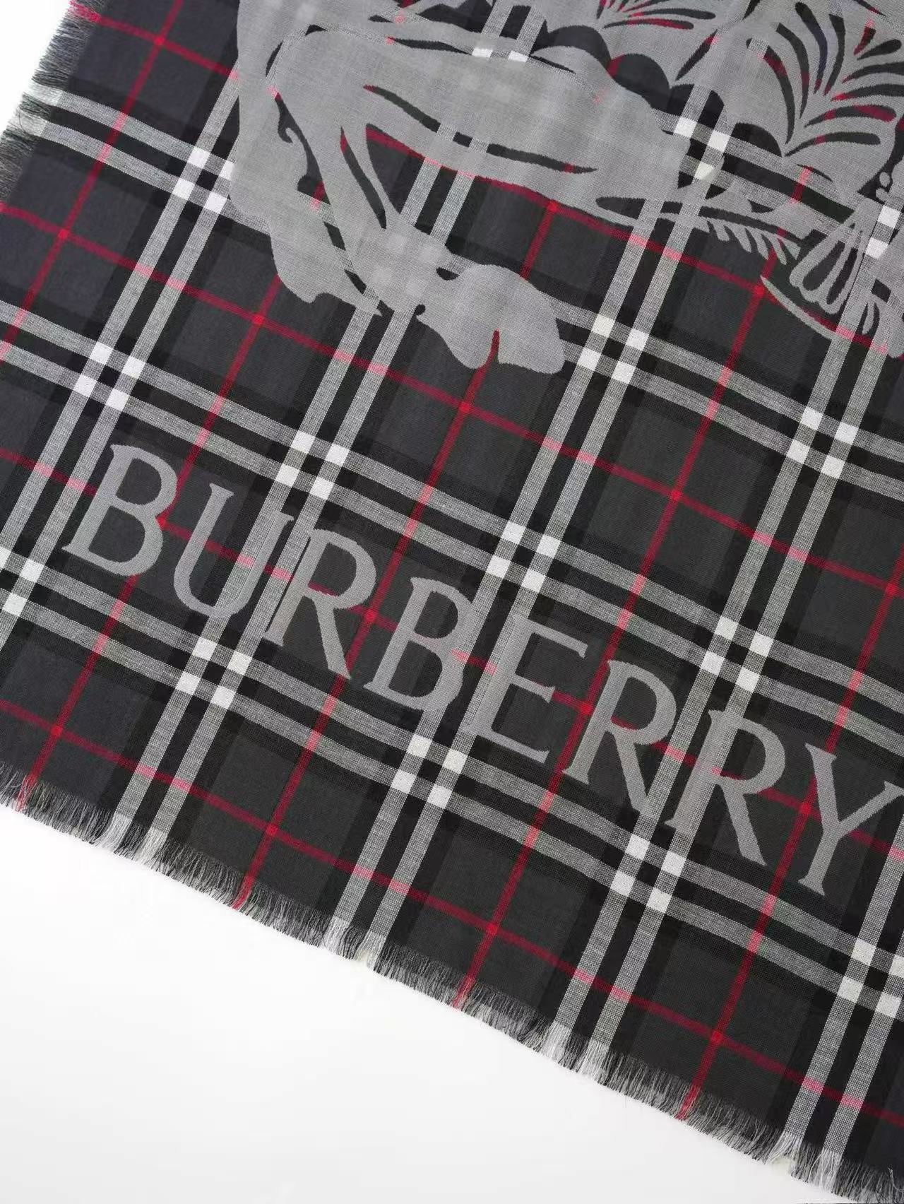 🆕 BURBERRY新款【放大看细节📢】织造细节完美!双面提花工艺!战马图案清晰,凹凸感特别强。115支混纺纱线,手 🆕 BURBERRY新款【放大看细节📢】织造细节完美!双面提花工艺!战马图案清晰,凹凸感特别强。115支混纺纱线,手