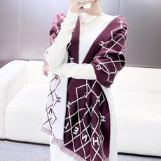 ❤香奈儿爆款到 面料:丝羊毛 尺寸:190X45 颜色:黑色,酒红,杏色 一款幸福感满满的披肩式围巾在这个季节,无论💍想 ❤香奈儿爆款到 面料:丝羊毛 尺寸:190X45 颜色:黑色,酒红,杏色 一款幸福感满满的披肩式围巾在这个季节,无论💍想