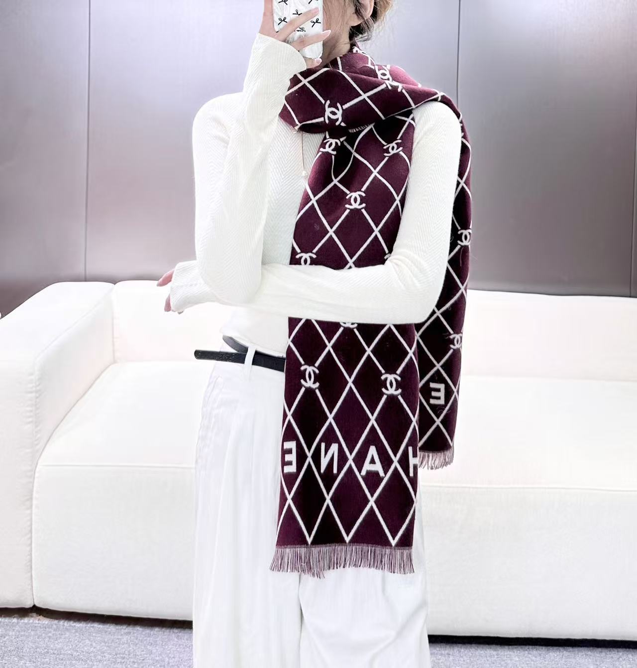 ❤香奈儿爆款到 面料：丝羊毛 尺寸：190X45 颜色：黑色，酒红，杏色 一款幸福感满满的披肩式围巾在这个季节，无论💍想