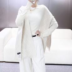 ❤香奈儿爆款到 面料:丝羊毛 尺寸:190X45 颜色:黑色,酒红,杏色 一款幸福感满满的披肩式围巾在这个季节,无论💍想 ❤香奈儿爆款到 面料:丝羊毛 尺寸:190X45 颜色:黑色,酒红,杏色 一款幸福感满满的披肩式围巾在这个季节,无论💍想