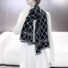 ❤香奈儿爆款到 面料:丝羊毛 尺寸:190X45 颜色:黑色,酒红,杏色 一款幸福感满满的披肩式围巾在这个季节,无论💍想 ❤香奈儿爆款到 面料:丝羊毛 尺寸:190X45 颜色:黑色,酒红,杏色 一款幸福感满满的披肩式围巾在这个季节,无论💍想