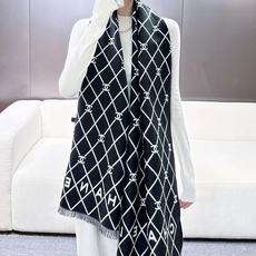 ❤香奈儿爆款到 面料:丝羊毛 尺寸:190X45 颜色:黑色,酒红,杏色 一款幸福感满满的披肩式围巾在这个季节,无论💍想 ❤香奈儿爆款到 面料:丝羊毛 尺寸:190X45 颜色:黑色,酒红,杏色 一款幸福感满满的披肩式围巾在这个季节,无论💍想