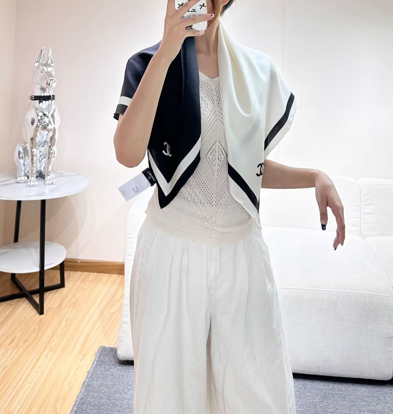 爆款现货!2026春夏 方形围巾 真丝斜纹布 黑与乳白 18姆米双面印花,100%桑蚕丝。手工卷边!尺寸90X90 马修 爆款现货!2026春夏 方形围巾 真丝斜纹布 黑与乳白 18姆米双面印花,100%桑蚕丝。手工卷边!尺寸90X90 马修