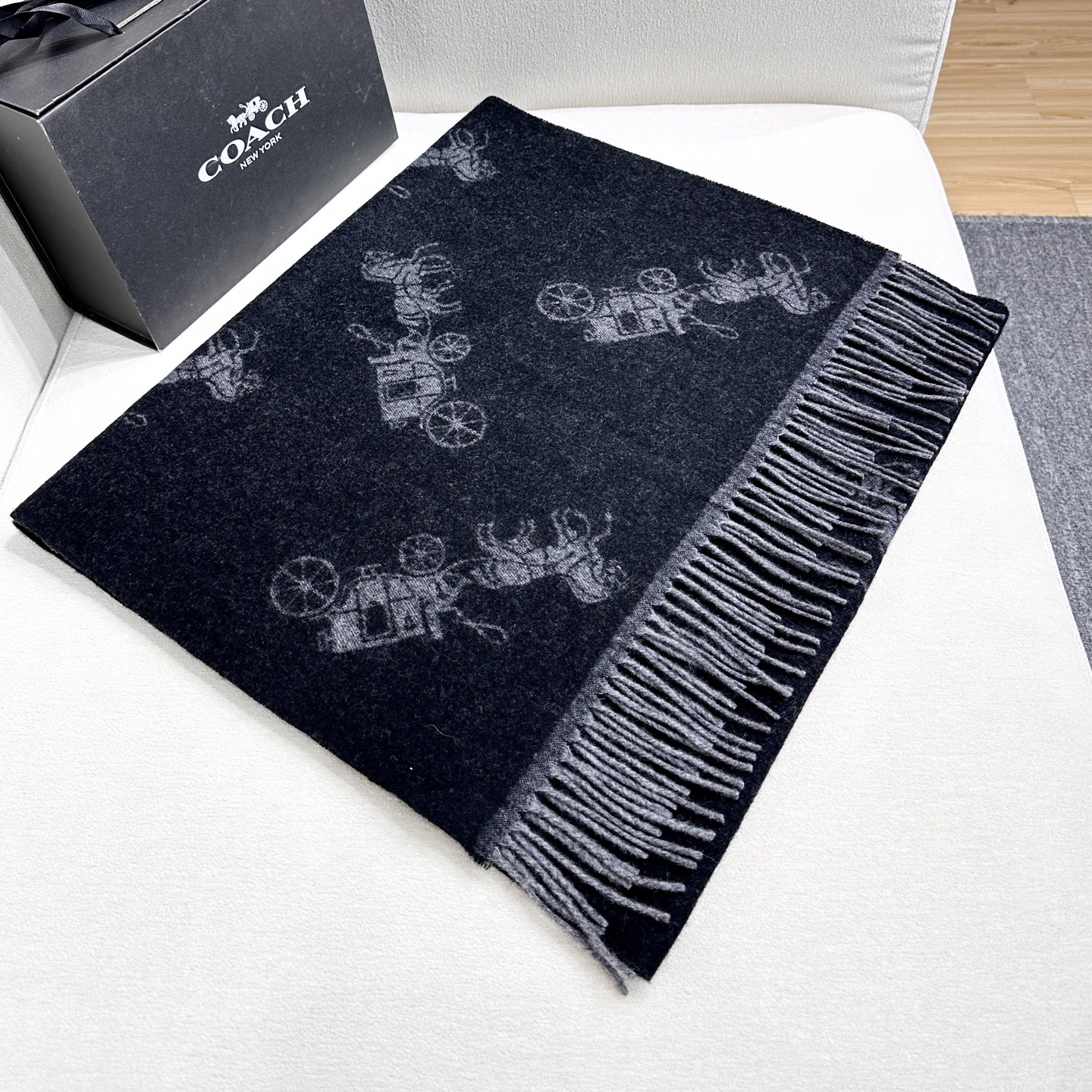 Coach经典C logo两色披肩也太好看了吧！不仅有颜值还有品质，97%羊毛+3%羊绒，手感超级软糯和舒服，尺寸195