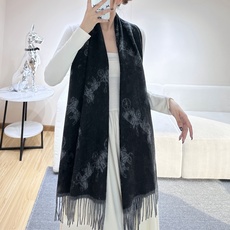 Coach经典C logo两色披肩也太好看了吧!不仅有颜值还有品质,97%羊毛+3%羊绒,手感超级软糯和舒服,尺寸195 Coach经典C logo两色披肩也太好看了吧!不仅有颜值还有品质,97%羊毛+3%羊绒,手感超级软糯和舒服,尺寸195