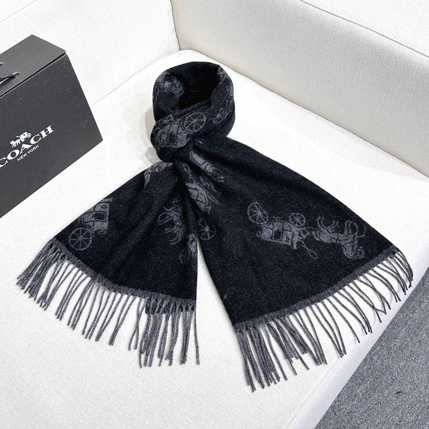 Coach经典C logo两色披肩也太好看了吧！不仅有颜值还有品质，97%羊毛+3%羊绒，手感超级软糯和舒服，尺寸195