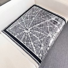 DIOR 印花方巾 90 厘米白色和黑色桑蚕丝斜纹面料 Plan de Paris 图案印花 这款方巾饰以经典的 Pla DIOR 印花方巾 90 厘米白色和黑色桑蚕丝斜纹面料 Plan de Paris 图案印花 这款方巾饰以经典的 Pla