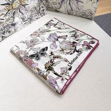 ❤Dior 印花丝毛披肩 140厘米天蓝色丝绒面料 Butterflies & Iris 图案 这款方巾饰以 Butte ❤Dior 印花丝毛披肩 140厘米天蓝色丝绒面料 Butterflies & Iris 图案 这款方巾饰以 Butte