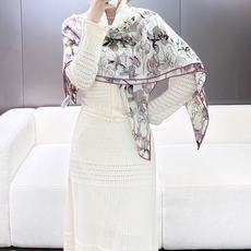 ❤Dior 印花丝毛披肩 140厘米天蓝色丝绒面料 Butterflies & Iris 图案 这款方巾饰以 Butte ❤Dior 印花丝毛披肩 140厘米天蓝色丝绒面料 Butterflies & Iris 图案 这款方巾饰以 Butte