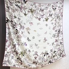 ❤Dior 印花丝毛披肩 140厘米天蓝色丝绒面料 Butterflies & Iris 图案 这款方巾饰以 Butte ❤Dior 印花丝毛披肩 140厘米天蓝色丝绒面料 Butterflies & Iris 图案 这款方巾饰以 Butte