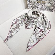 ❤Dior 印花丝毛披肩 140厘米天蓝色丝绒面料 Butterflies & Iris 图案 这款方巾饰以 Butte ❤Dior 印花丝毛披肩 140厘米天蓝色丝绒面料 Butterflies & Iris 图案 这款方巾饰以 Butte