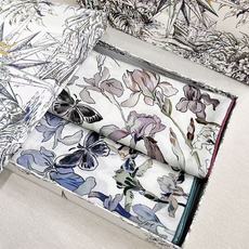 ❤Dior 印花丝毛披肩 140厘米天蓝色丝绒面料 Butterflies & Iris 图案 这款方巾饰以 Butte ❤Dior 印花丝毛披肩 140厘米天蓝色丝绒面料 Butterflies & Iris 图案 这款方巾饰以 Butte