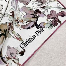 ❤Dior 印花丝毛披肩 140厘米天蓝色丝绒面料 Butterflies & Iris 图案 这款方巾饰以 Butte ❤Dior 印花丝毛披肩 140厘米天蓝色丝绒面料 Butterflies & Iris 图案 这款方巾饰以 Butte