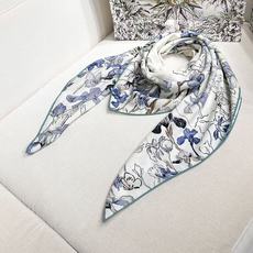 ❤Dior 印花丝毛披肩 140厘米天蓝色丝绒面料 Butterflies & Iris 图案 这款方巾饰以 Butte ❤Dior 印花丝毛披肩 140厘米天蓝色丝绒面料 Butterflies & Iris 图案 这款方巾饰以 Butte