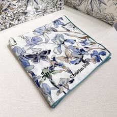 ❤Dior 印花丝毛披肩 140厘米天蓝色丝绒面料 Butterflies & Iris 图案 这款方巾饰以 Butte ❤Dior 印花丝毛披肩 140厘米天蓝色丝绒面料 Butterflies & Iris 图案 这款方巾饰以 Butte