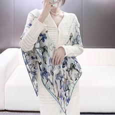 ❤Dior 印花丝毛披肩 140厘米天蓝色丝绒面料 Butterflies & Iris 图案 这款方巾饰以 Butte ❤Dior 印花丝毛披肩 140厘米天蓝色丝绒面料 Butterflies & Iris 图案 这款方巾饰以 Butte