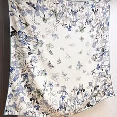 ❤Dior 印花丝毛披肩 140厘米天蓝色丝绒面料 Butterflies & Iris 图案 这款方巾饰以 Butte ❤Dior 印花丝毛披肩 140厘米天蓝色丝绒面料 Butterflies & Iris 图案 这款方巾饰以 Butte
