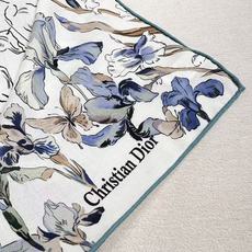 ❤Dior 印花丝毛披肩 140厘米天蓝色丝绒面料 Butterflies & Iris 图案 这款方巾饰以 Butte ❤Dior 印花丝毛披肩 140厘米天蓝色丝绒面料 Butterflies & Iris 图案 这款方巾饰以 Butte