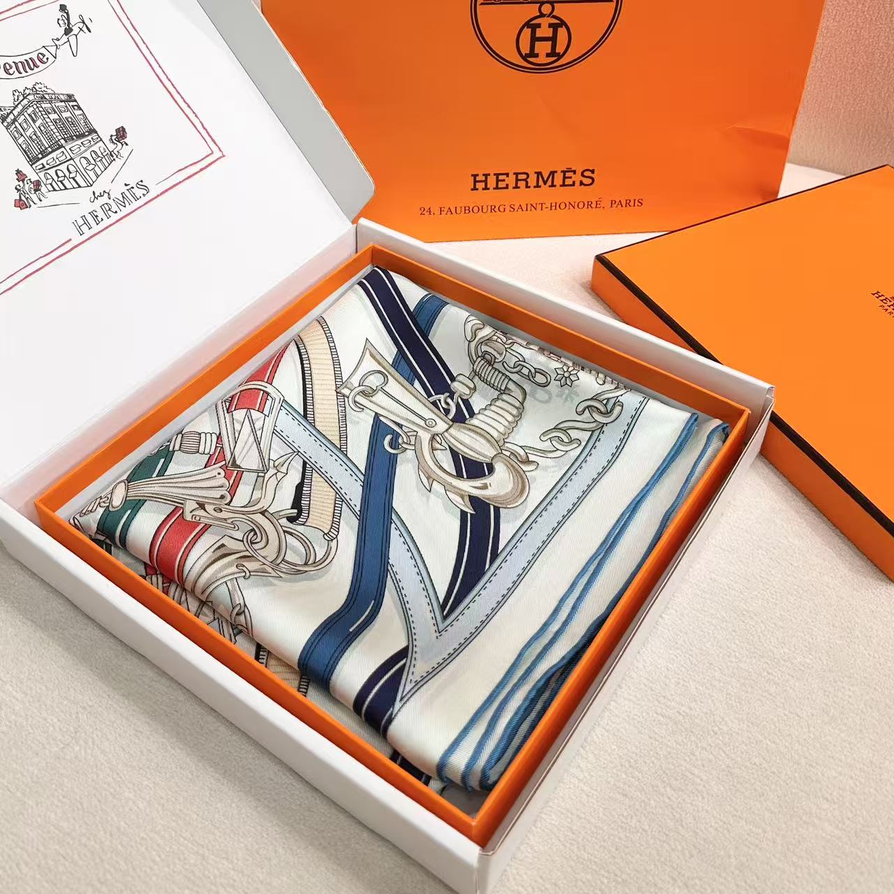 “传奇鞍辔”90方巾 手工卷边斜纹真丝方巾（100%桑蚕丝）。 这款爱马仕的经典单品展现强大而迷人的女性魅力精髓。此90