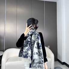 上新.。年迪奥最新款到货! 这款Sauvage 茹伊印花围巾全新演绎 Dior 经典图案。采用山羊绒和羊毛混纺面料精心制 上新.。年迪奥最新款到货! 这款Sauvage 茹伊印花围巾全新演绎 Dior 经典图案。采用山羊绒和羊毛混纺面料精心制