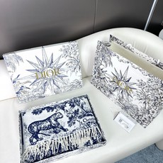 上新.。年迪奥最新款到货! 这款Sauvage 茹伊印花围巾全新演绎 Dior 经典图案。采用山羊绒和羊毛混纺面料精心制 上新.。年迪奥最新款到货! 这款Sauvage 茹伊印花围巾全新演绎 Dior 经典图案。采用山羊绒和羊毛混纺面料精心制