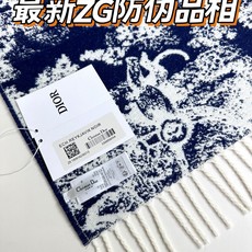上新.。年迪奥最新款到货! 这款Sauvage 茹伊印花围巾全新演绎 Dior 经典图案。采用山羊绒和羊毛混纺面料精心制 上新.。年迪奥最新款到货! 这款Sauvage 茹伊印花围巾全新演绎 Dior 经典图案。采用山羊绒和羊毛混纺面料精心制