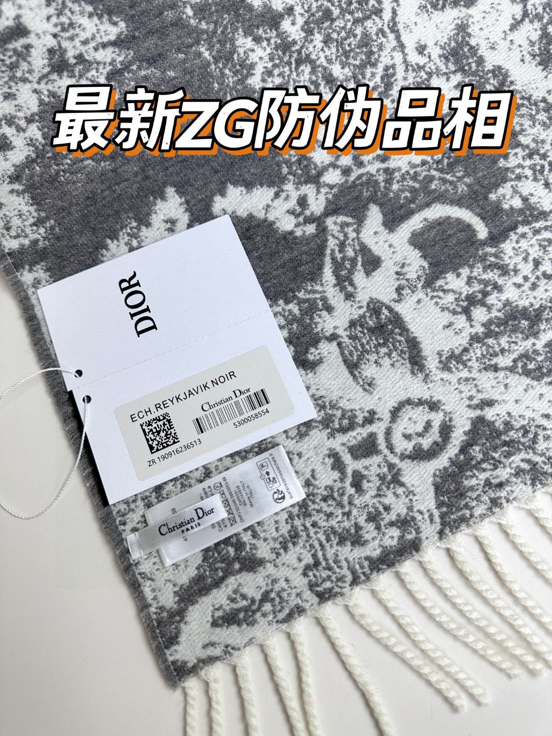 上新.20235年迪奥最新款到货！ 这款Sauvage 茹伊印花围巾全新演绎 Dior 经典图案。采用山羊绒和羊毛混纺面