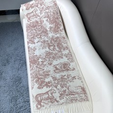 上新.。年迪奥最新款到货! 这款Sauvage 茹伊印花围巾全新演绎 Dior 经典图案。采用山羊绒和羊毛混纺面料精心制 上新.。年迪奥最新款到货! 这款Sauvage 茹伊印花围巾全新演绎 Dior 经典图案。采用山羊绒和羊毛混纺面料精心制