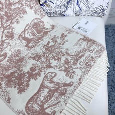 上新.。年迪奥最新款到货! 这款Sauvage 茹伊印花围巾全新演绎 Dior 经典图案。采用山羊绒和羊毛混纺面料精心制 上新.。年迪奥最新款到货! 这款Sauvage 茹伊印花围巾全新演绎 Dior 经典图案。采用山羊绒和羊毛混纺面料精心制