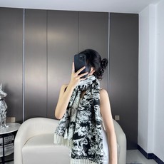 上新.。年迪奥最新款到货! 这款Sauvage 茹伊印花围巾全新演绎 Dior 经典图案。采用山羊绒和羊毛混纺面料精心制 上新.。年迪奥最新款到货! 这款Sauvage 茹伊印花围巾全新演绎 Dior 经典图案。采用山羊绒和羊毛混纺面料精心制