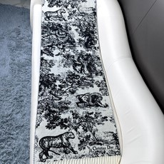 上新.。年迪奥最新款到货! 这款Sauvage 茹伊印花围巾全新演绎 Dior 经典图案。采用山羊绒和羊毛混纺面料精心制 上新.。年迪奥最新款到货! 这款Sauvage 茹伊印花围巾全新演绎 Dior 经典图案。采用山羊绒和羊毛混纺面料精心制