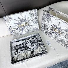 上新.。年迪奥最新款到货! 这款Sauvage 茹伊印花围巾全新演绎 Dior 经典图案。采用山羊绒和羊毛混纺面料精心制 上新.。年迪奥最新款到货! 这款Sauvage 茹伊印花围巾全新演绎 Dior 经典图案。采用山羊绒和羊毛混纺面料精心制