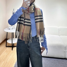 Burberry 巴宝莉宽版经典格纹羊绒围巾🧣 张婧仪同款!太多人在等,抢到靠运气! 100%羊绒,特别柔软。尺寸:20 Burberry 巴宝莉宽版经典格纹羊绒围巾🧣 张婧仪同款!太多人在等,抢到靠运气! 100%羊绒,特别柔软。尺寸:20