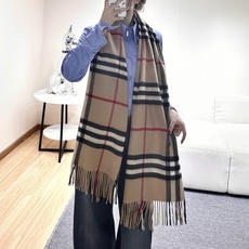 Burberry 巴宝莉宽版经典格纹羊绒围巾🧣 张婧仪同款!太多人在等,抢到靠运气! 100%羊绒,特别柔软。尺寸:20 Burberry 巴宝莉宽版经典格纹羊绒围巾🧣 张婧仪同款!太多人在等,抢到靠运气! 100%羊绒,特别柔软。尺寸:20