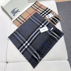 Burberry 巴宝莉宽版经典格纹羊绒围巾🧣 张婧仪同款!太多人在等,抢到靠运气! 100%羊绒,特别柔软。尺寸:20 Burberry 巴宝莉宽版经典格纹羊绒围巾🧣 张婧仪同款!太多人在等,抢到靠运气! 100%羊绒,特别柔软。尺寸:20