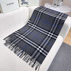 Burberry 巴宝莉宽版经典格纹羊绒围巾🧣 张婧仪同款!太多人在等,抢到靠运气! 100%羊绒,特别柔软。尺寸:20 Burberry 巴宝莉宽版经典格纹羊绒围巾🧣 张婧仪同款!太多人在等,抢到靠运气! 100%羊绒,特别柔软。尺寸:20