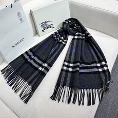 Burberry 巴宝莉宽版经典格纹羊绒围巾🧣 张婧仪同款!太多人在等,抢到靠运气! 100%羊绒,特别柔软。尺寸:20 Burberry 巴宝莉宽版经典格纹羊绒围巾🧣 张婧仪同款!太多人在等,抢到靠运气! 100%羊绒,特别柔软。尺寸:20