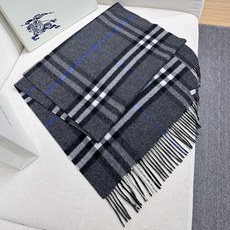 Burberry 巴宝莉宽版经典格纹羊绒围巾🧣 张婧仪同款!太多人在等,抢到靠运气! 100%羊绒,特别柔软。尺寸:20 Burberry 巴宝莉宽版经典格纹羊绒围巾🧣 张婧仪同款!太多人在等,抢到靠运气! 100%羊绒,特别柔软。尺寸:20