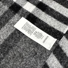 Burberry 巴宝莉宽版经典格纹羊绒围巾🧣 张婧仪同款!太多人在等,抢到靠运气! 100%羊绒,特别柔软。尺寸:20 Burberry 巴宝莉宽版经典格纹羊绒围巾🧣 张婧仪同款!太多人在等,抢到靠运气! 100%羊绒,特别柔软。尺寸:20