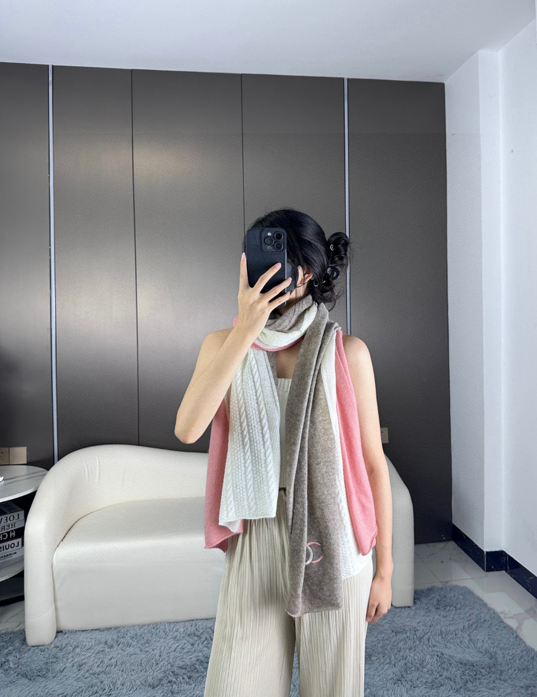 上新！2023年👑香奈儿专柜新款围巾 ‼妥妥的女主风，保暖又时尚，可当围巾，可当披肩！美翻了[流泪]御用殿堂级极品‼新款