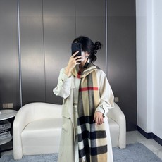 王牌口碑burberry深度经典羊绒格子围巾‼️专柜最新品相,目前专柜都换上了新标👍经典中的经典.全品相‼️其他什么F货 王牌口碑burberry深度经典羊绒格子围巾‼️专柜最新品相,目前专柜都换上了新标👍经典中的经典.全品相‼️其他什么F货
