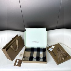 王牌口碑burberry深度经典羊绒格子围巾‼️专柜最新品相,目前专柜都换上了新标👍经典中的经典.全品相‼️其他什么F货 王牌口碑burberry深度经典羊绒格子围巾‼️专柜最新品相,目前专柜都换上了新标👍经典中的经典.全品相‼️其他什么F货