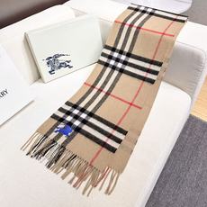 ❤Burberry双面条纹羊羔毛绒围巾👍最新英国专柜的单子‼️极品奢华点在于:一面是经典羊绒格子,一面纯色徽标提花,一条 ❤Burberry双面条纹羊羔毛绒围巾👍最新英国专柜的单子‼️极品奢华点在于:一面是经典羊绒格子,一面纯色徽标提花,一条