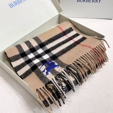 ❤Burberry双面条纹羊羔毛绒围巾👍最新英国专柜的单子‼️极品奢华点在于:一面是经典羊绒格子,一面纯色徽标提花,一条 ❤Burberry双面条纹羊羔毛绒围巾👍最新英国专柜的单子‼️极品奢华点在于:一面是经典羊绒格子,一面纯色徽标提花,一条