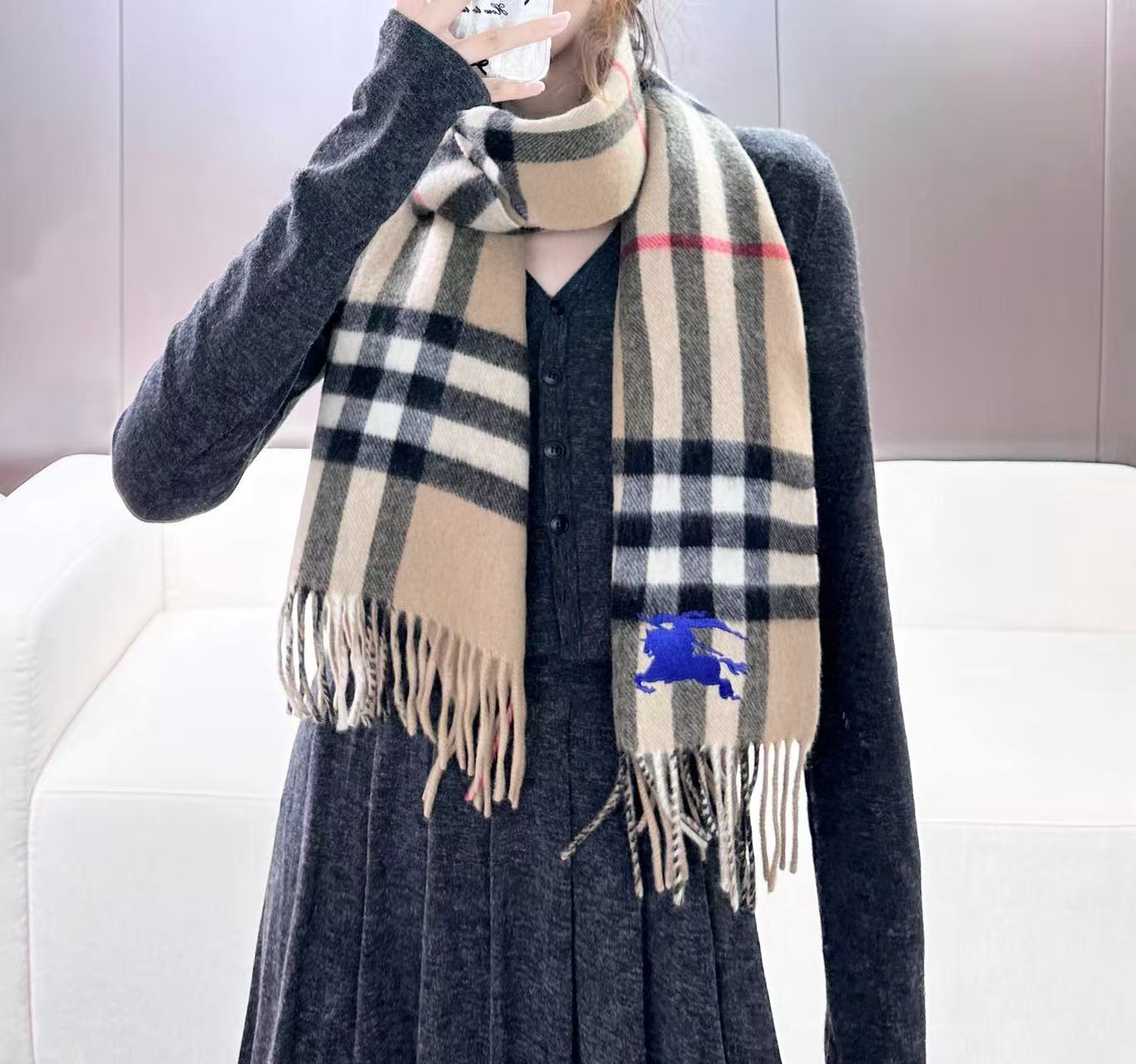 ❤Burberry双面条纹羊羔毛绒围巾👍最新英国专柜的单子‼️极品奢华点在于：一面是经典羊绒格子，一面纯色徽标提花，一条