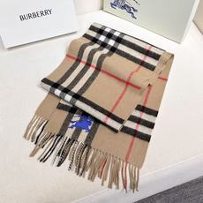 ❤Burberry双面条纹羊羔毛绒围巾👍最新英国专柜的单子‼️极品奢华点在于:一面是经典羊绒格子,一面纯色徽标提花,一条 ❤Burberry双面条纹羊羔毛绒围巾👍最新英国专柜的单子‼️极品奢华点在于:一面是经典羊绒格子,一面纯色徽标提花,一条