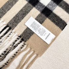 ❤Burberry双面条纹羊羔毛绒围巾👍最新英国专柜的单子‼️极品奢华点在于:一面是经典羊绒格子,一面纯色徽标提花,一条 ❤Burberry双面条纹羊羔毛绒围巾👍最新英国专柜的单子‼️极品奢华点在于:一面是经典羊绒格子,一面纯色徽标提花,一条