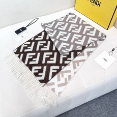 Fendi老花渐变双面羊绒围巾,柔软细腻的双面风格,FF经典提花渐变;柔软的羊毛和羊绒材质。来自Stefano Pila Fendi老花渐变双面羊绒围巾,柔软细腻的双面风格,FF经典提花渐变;柔软的羊毛和羊绒材质。来自Stefano Pila
