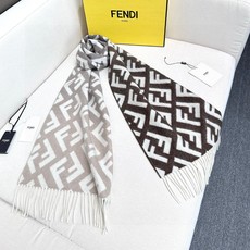Fendi老花渐变双面羊绒围巾,柔软细腻的双面风格,FF经典提花渐变;柔软的羊毛和羊绒材质。来自Stefano Pila Fendi老花渐变双面羊绒围巾,柔软细腻的双面风格,FF经典提花渐变;柔软的羊毛和羊绒材质。来自Stefano Pila