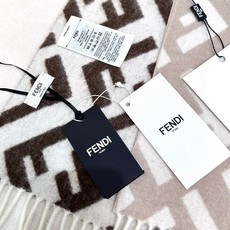 Fendi老花渐变双面羊绒围巾,柔软细腻的双面风格,FF经典提花渐变;柔软的羊毛和羊绒材质。来自Stefano Pila Fendi老花渐变双面羊绒围巾,柔软细腻的双面风格,FF经典提花渐变;柔软的羊毛和羊绒材质。来自Stefano Pila